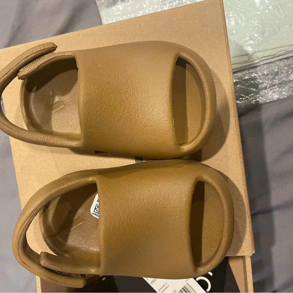 Ochre Yeezy infant slide size 4